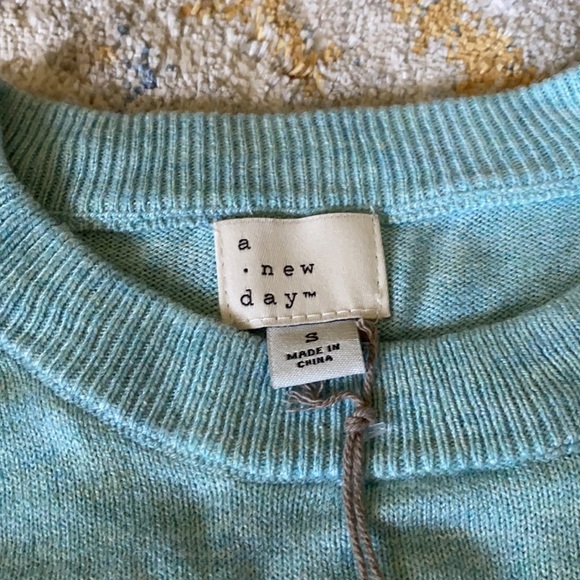 Sweater - Picture 4 of 4